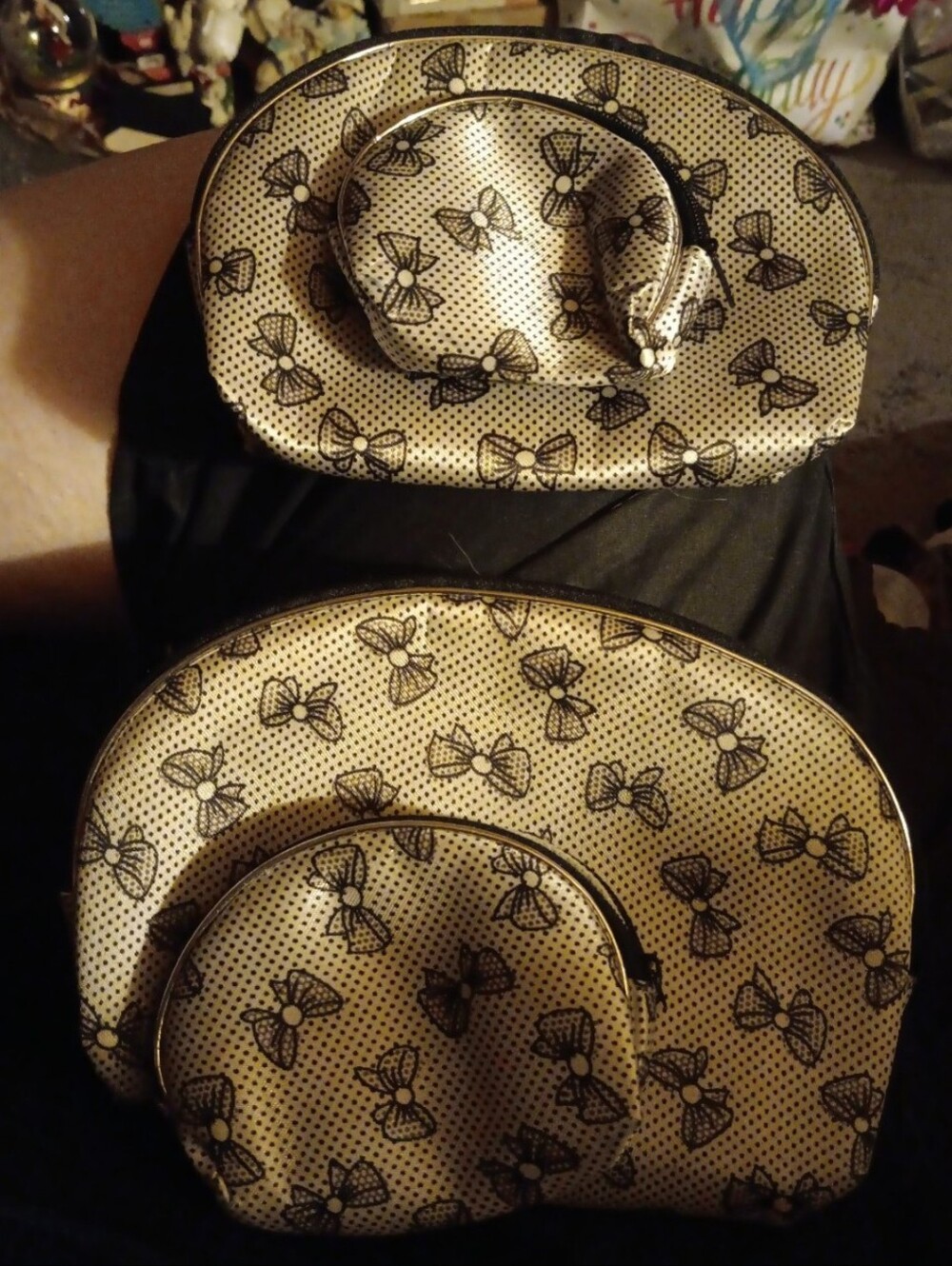 4 different size bags with zippers